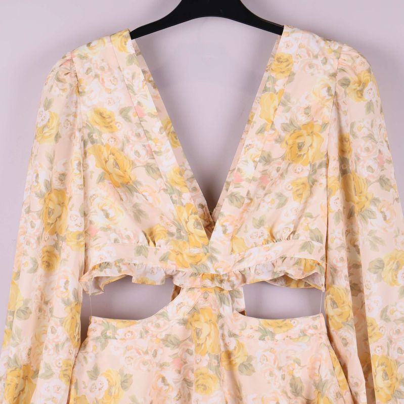 Närbild framtill av klänningens djupa v-ringning