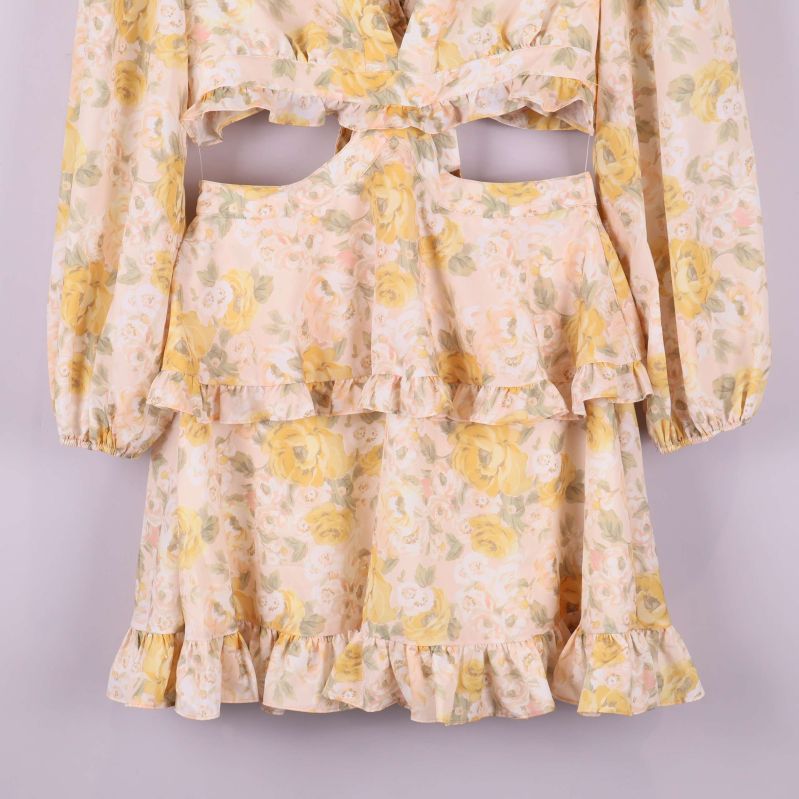 Närbild på blommigt mönster och volang på kjolen