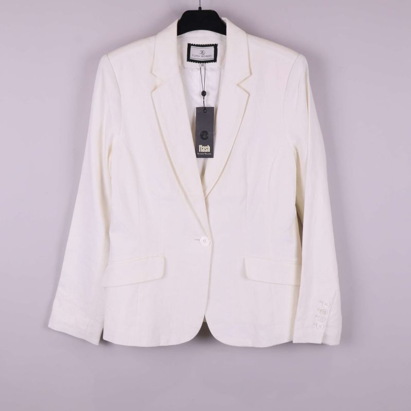 Vit kavaj på galge mot ljus bakgrund