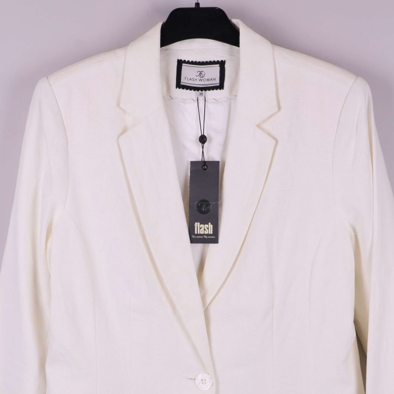 Kavaj i vit färg, närbild på överdel med knapp