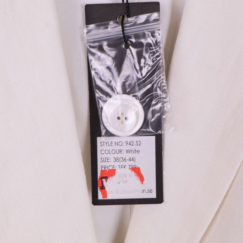 Hangtag med extraknapp och storleksangivelse