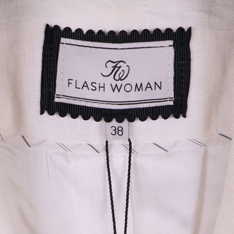 Närbild på Flash Woman-märkesetikett i kavajen