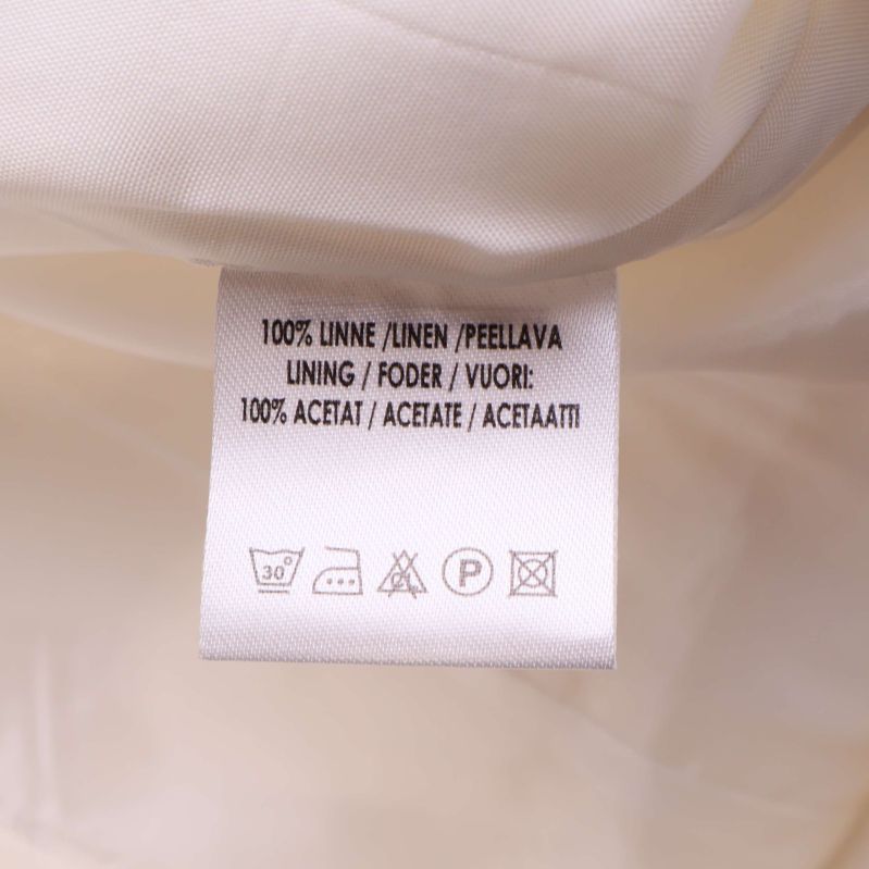 Materialetikett visar 100% linne och acetatfoder