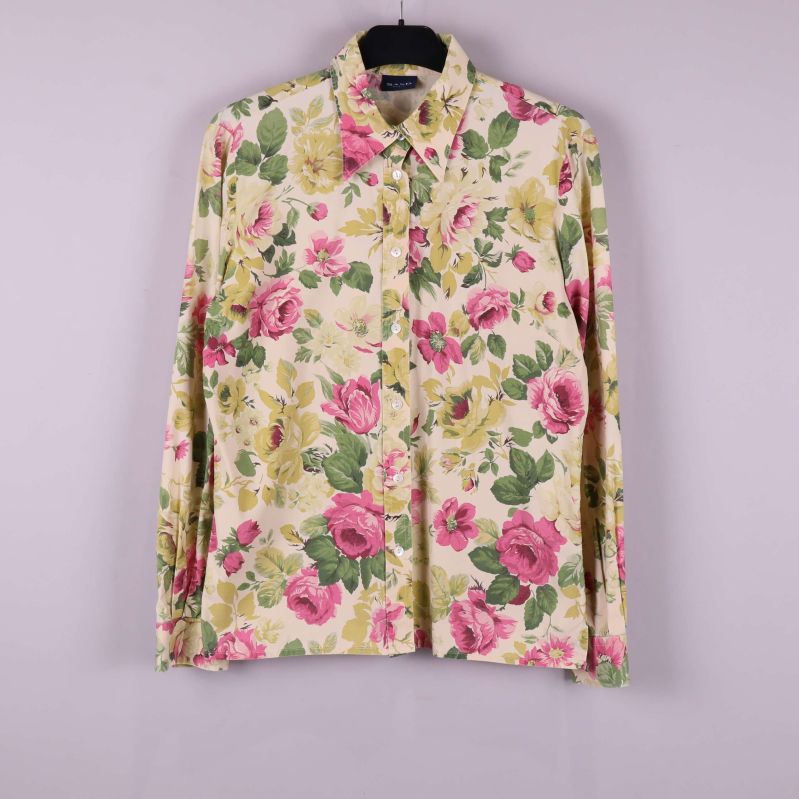 Framsida av skjorta med färgglatt blommönster