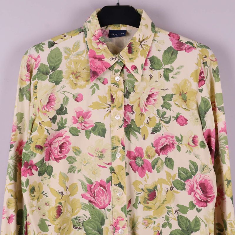 Övre del av blommig skjorta med krage och knappar