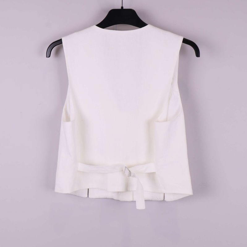 Vit väst bakifrån med justerbart band i ryggen