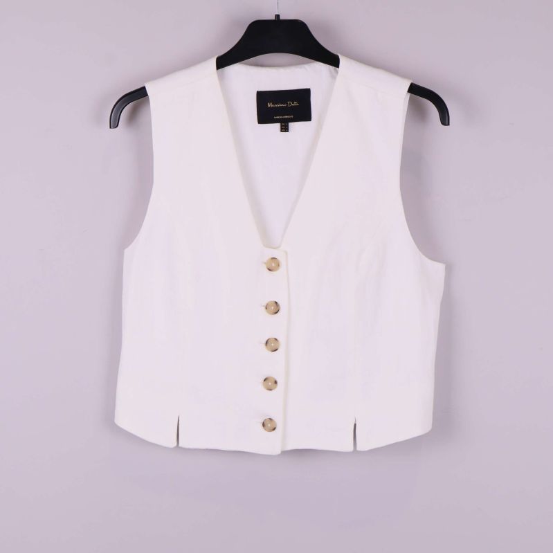 Vit väst på galge med sex bruna knappar framtill