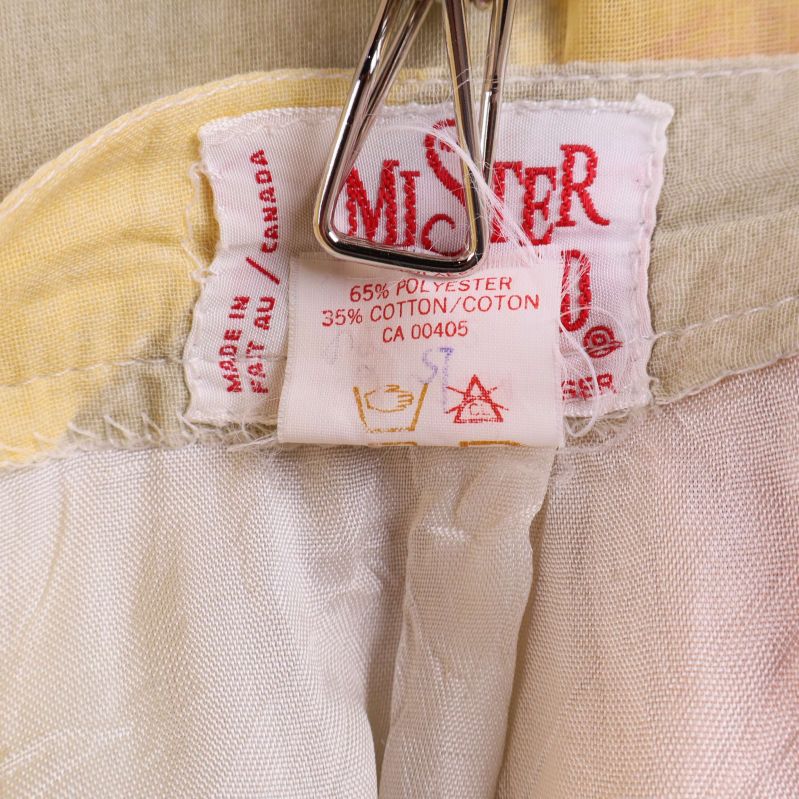 Materialetikett: 65% polyester, 35% bomull