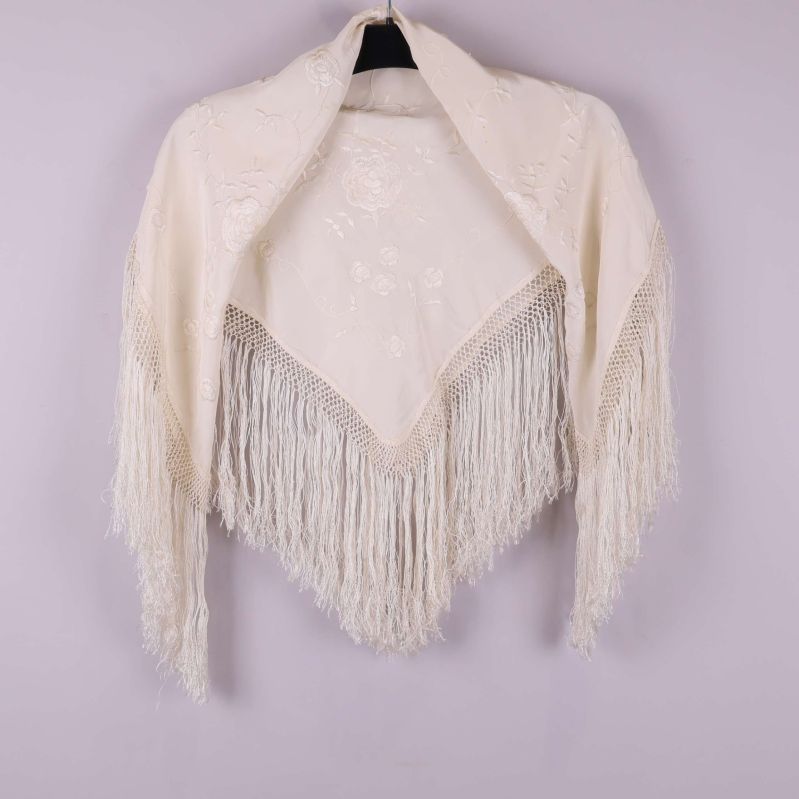 Sjal med fransar i krämvit färg, framifrån