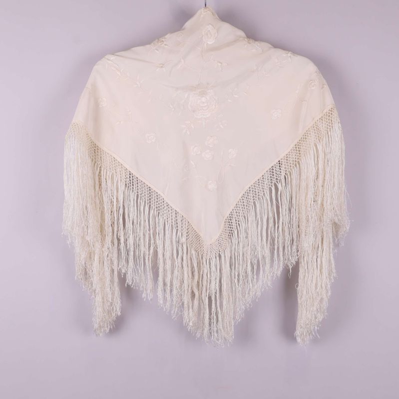 Sjal i krämvitt med fransar, baksida visas