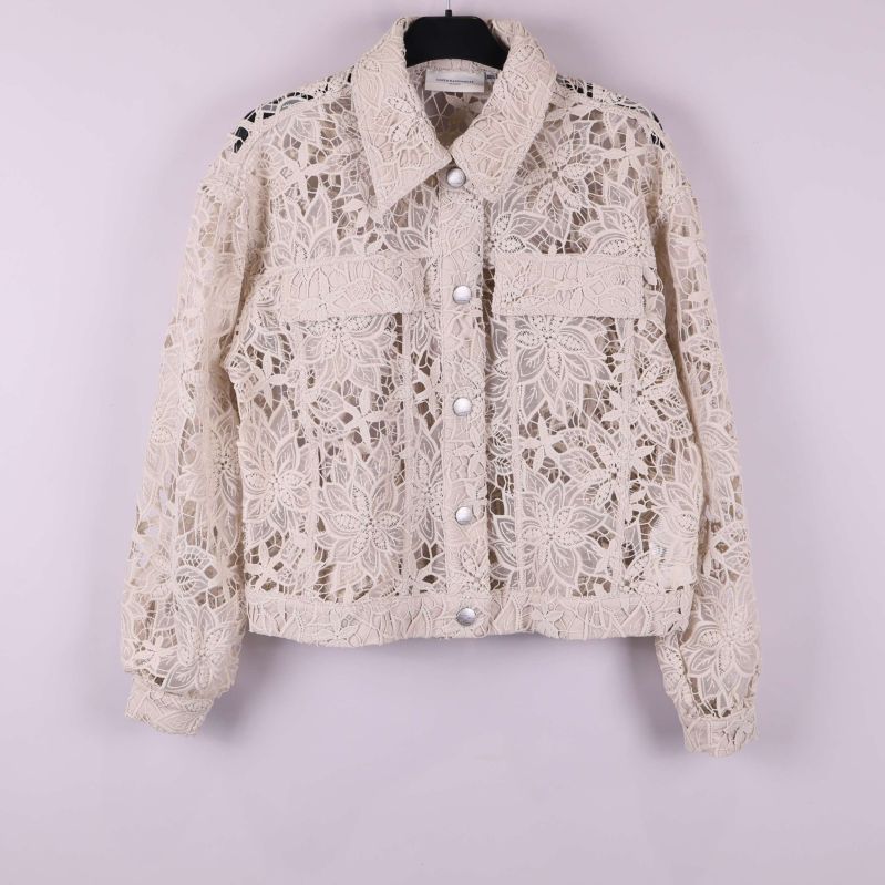 Spetsjacka med blommönster framtill på galge