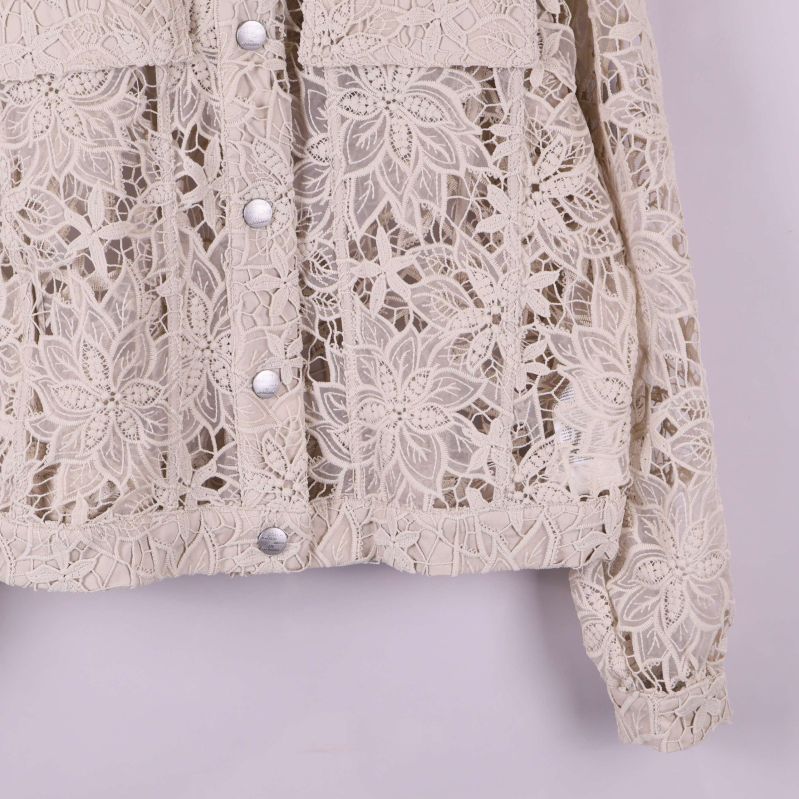Närbild på nederdel av spetsjacka med blommönster