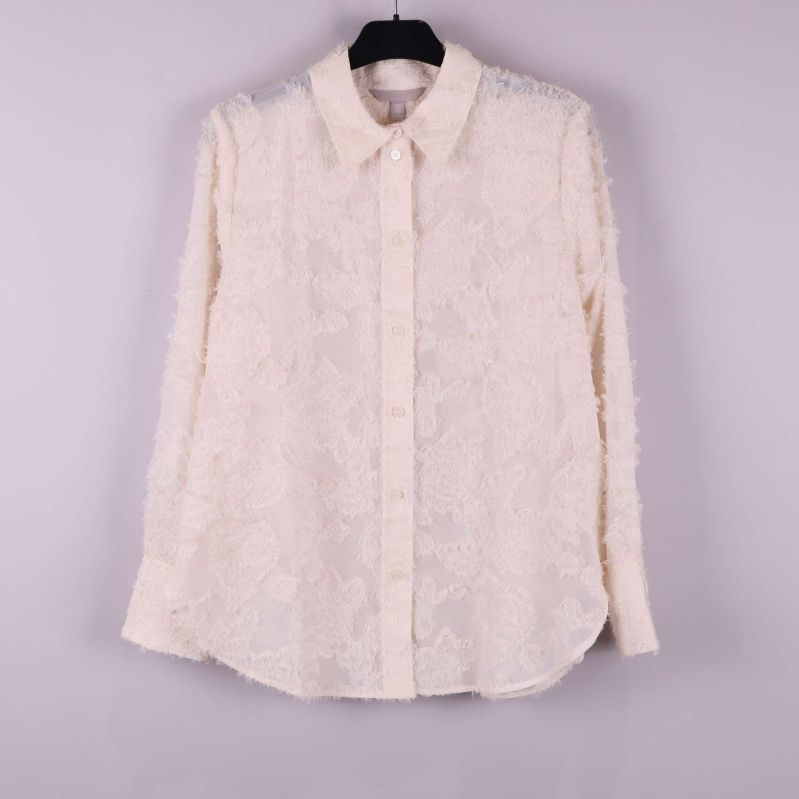 Beige skjorta med fluffig struktur framifrån