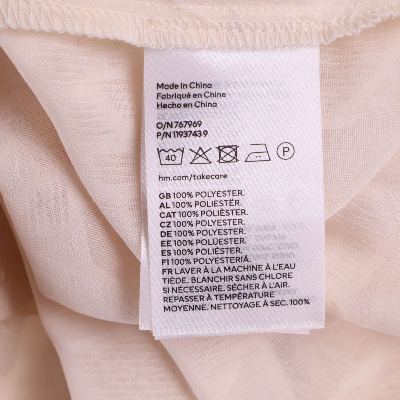 Materiallapp visar 100% polyester