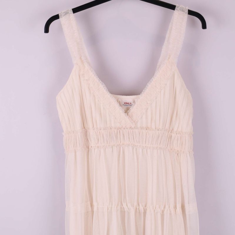 Närbild på överdelen med breda axelband och mesh