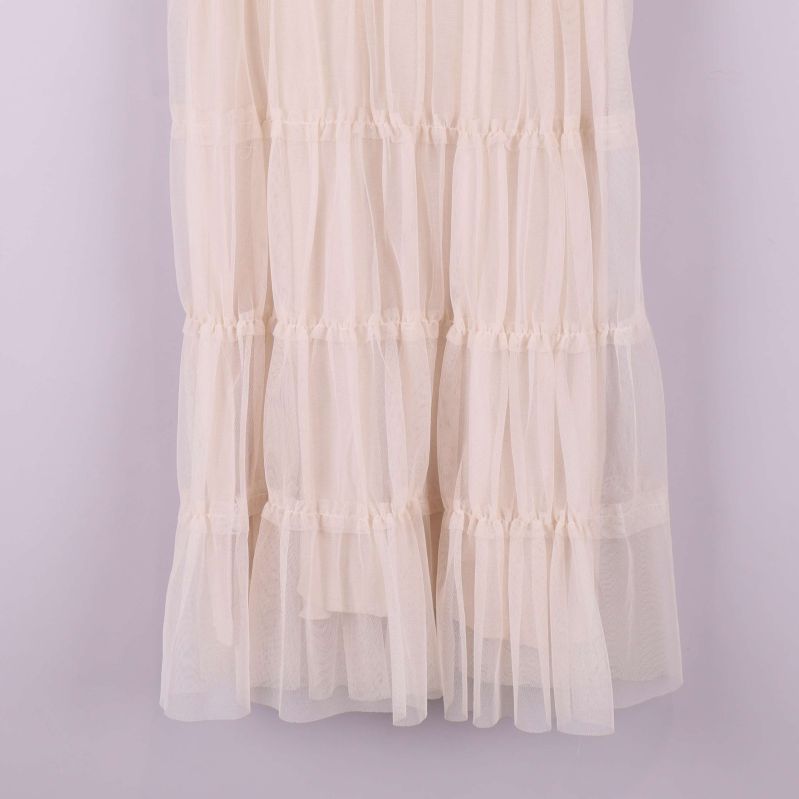 Närbild på kjoldelen med flera lager mesh och volanger