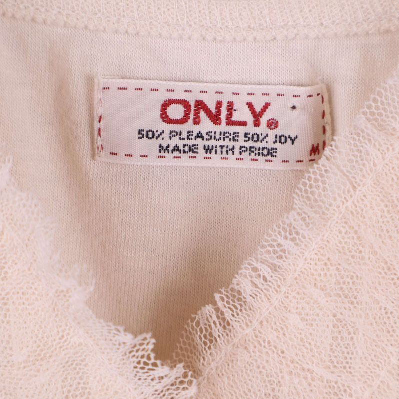 Närbild på inneretikett med ONLY-logotyp i rött