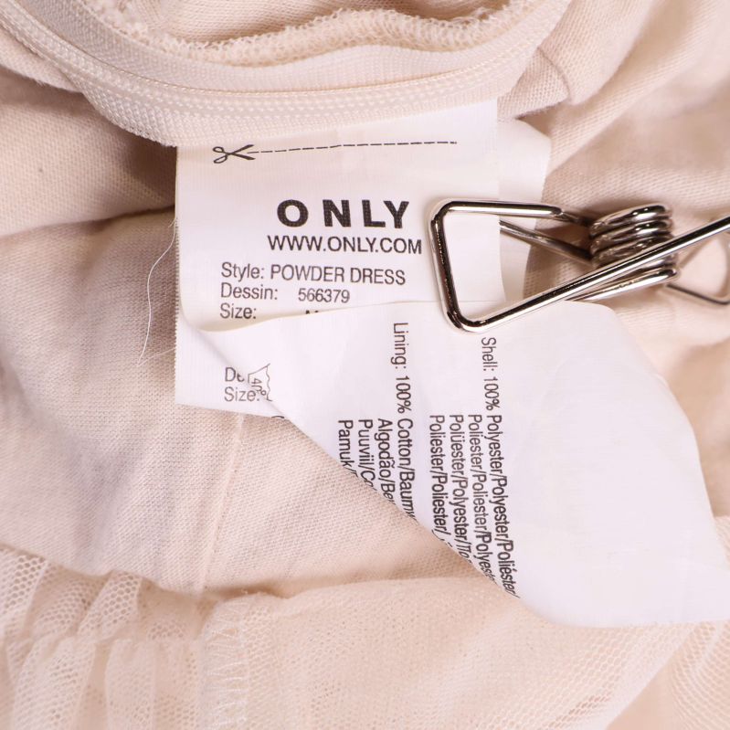 Materiallapp från ONLY med information på insidan av klänningen