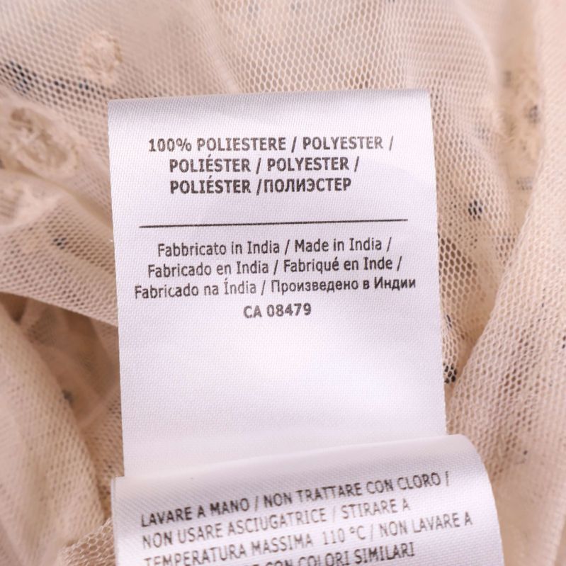 Materiallapp med texten 100% polyester, made in India
