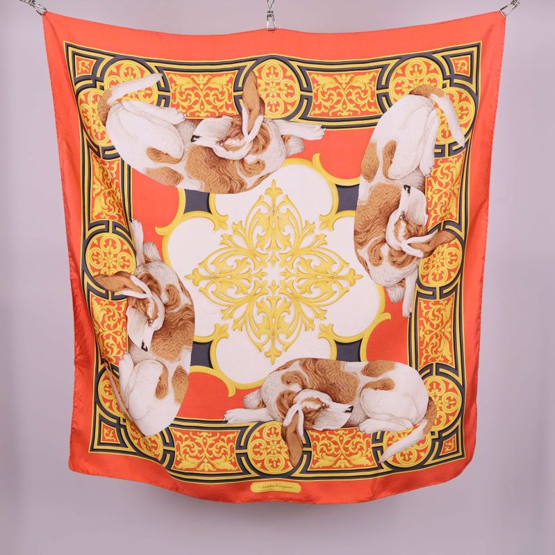 Scarf med dekorativa hundmotiv och färgstarkt mönster