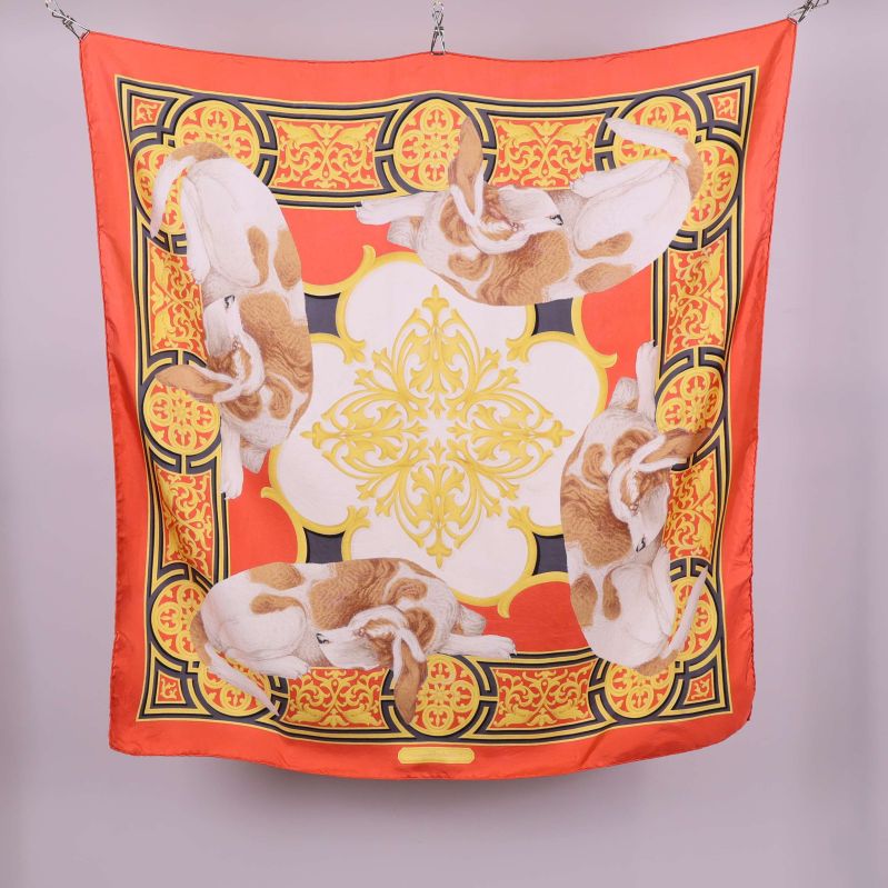 Sjal med färgglatt mönster och hundmotiv utspridda