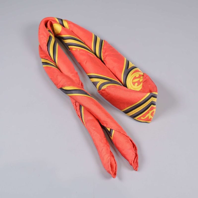 Hopvikt scarf med orange, gult och svart mönster