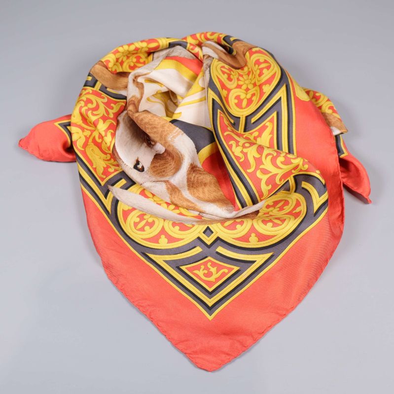 Scarf vikt till trekant med tydligt hundmotiv