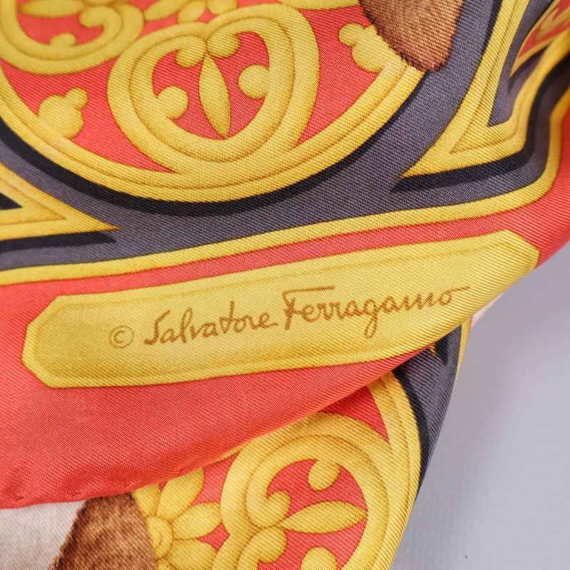 Närbild på Salvatore Ferragamo-signatur 