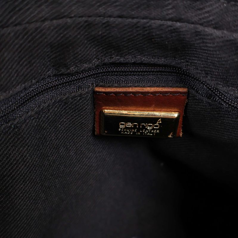 Närbild på etikett med texten 'Gen Rigo Made in Italy'