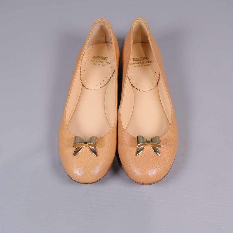 Beige ballerinaskor fotograferade rakt framifrån