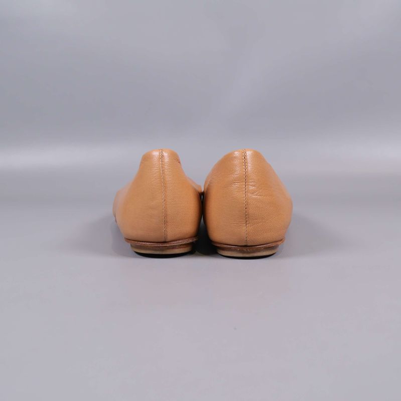 Beige ballerinaskor fotograferade bakifrån