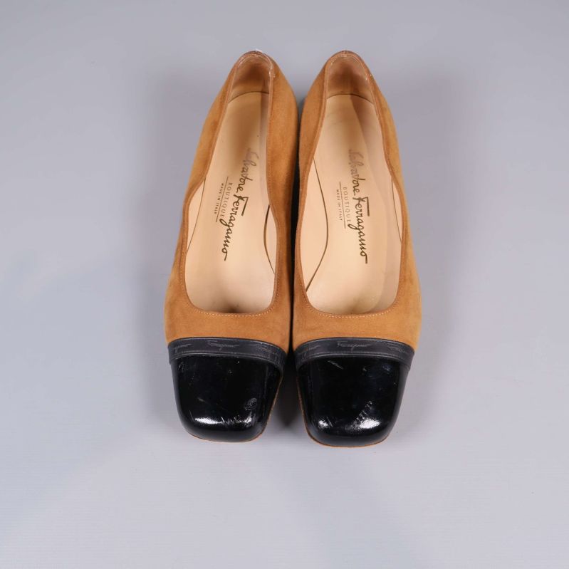 Pumps med fyrkantig tå och låg klack ovanifrån