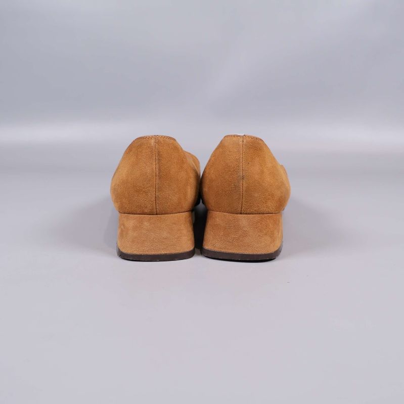 Baksidan av pumpsen i beige mocka visas