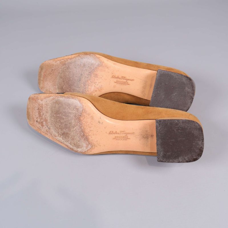 Undersidan av pumps med synlig slitage och märkning