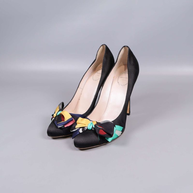 Svarta pumps med färgglad rosett framifrån 