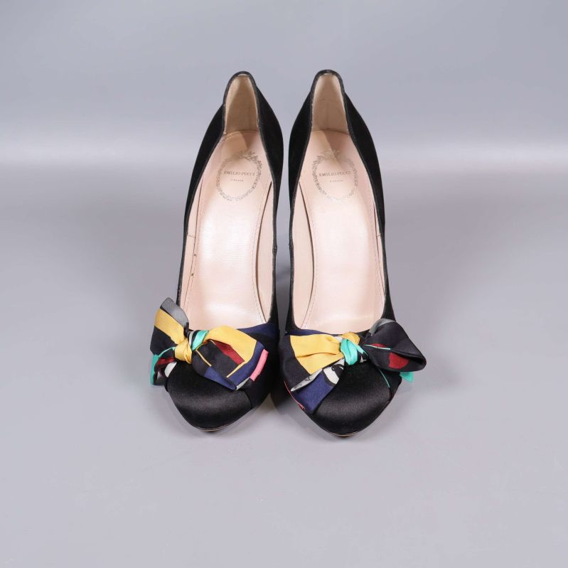 Pumpsen sedda rakt framifrån, båda rosetter synliga