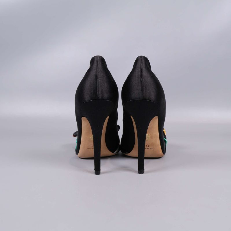 Baksida på pumpsen, svart satin och tunna klackar