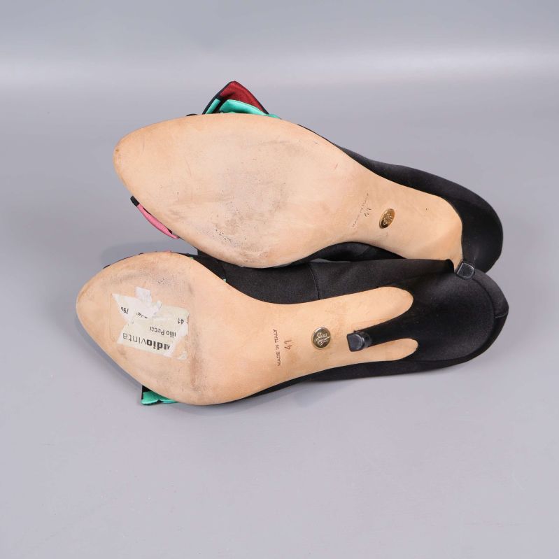 Undersidan på båda pumps visar lätt slitage på sulorna