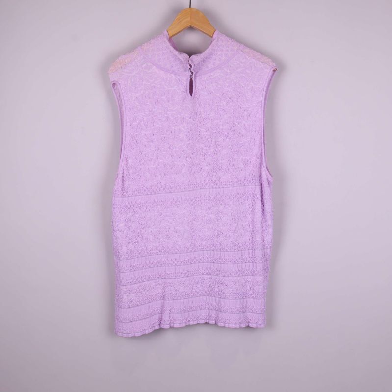 Baksida på ljuslila ärmlös tunika med struktur