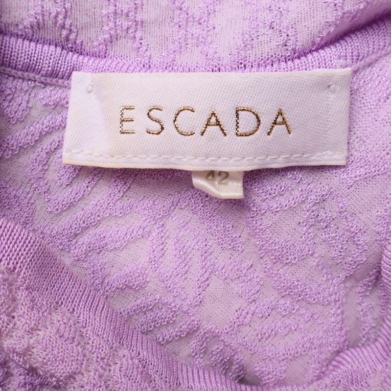 Närbild på Escada-logotyp på vit etikett