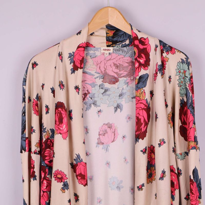 Överkant av kaftan med blommigt mönster och etikett