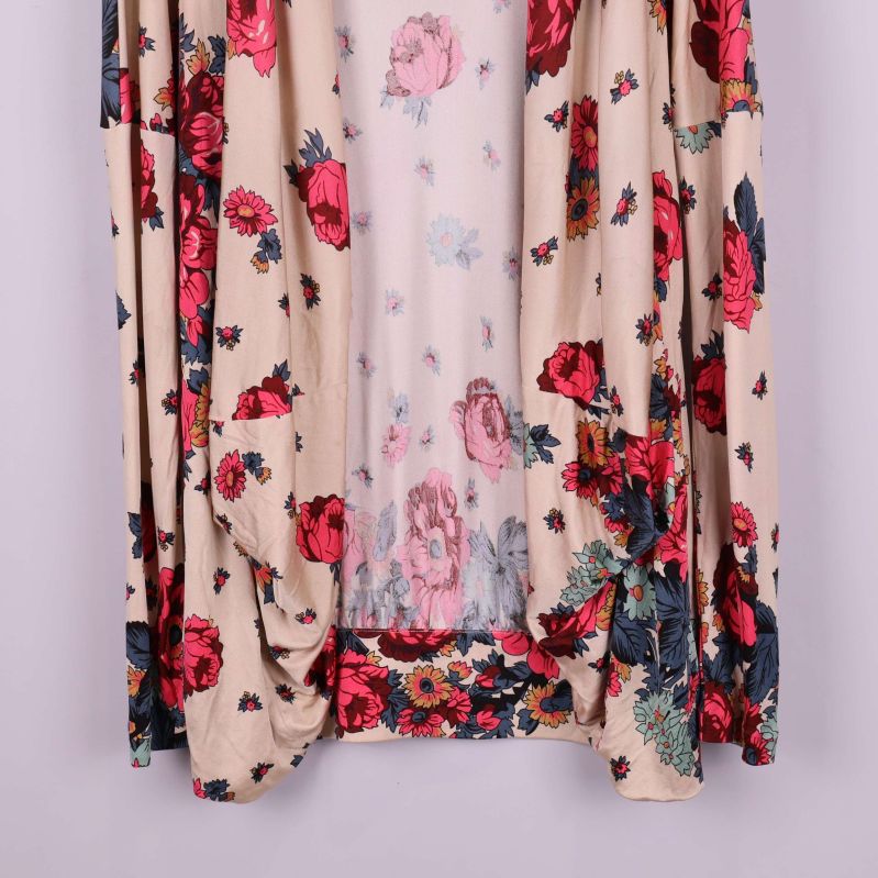Detalj av nederkanten på blommig kaftan i silke