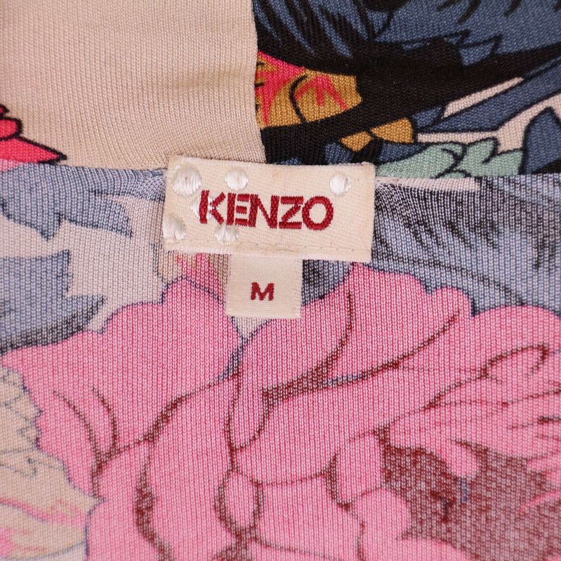 Närbild på Kenzo-märke och storlekslapp i kaftan