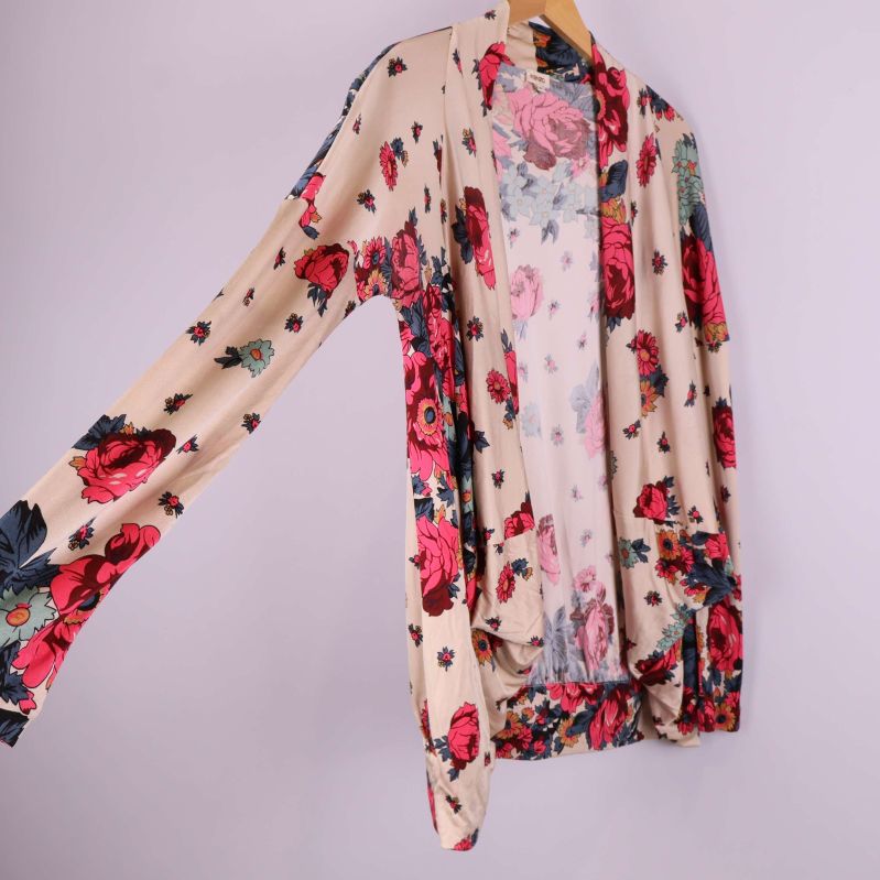 Sidan av blommig kaftan med lång ärm och drapering