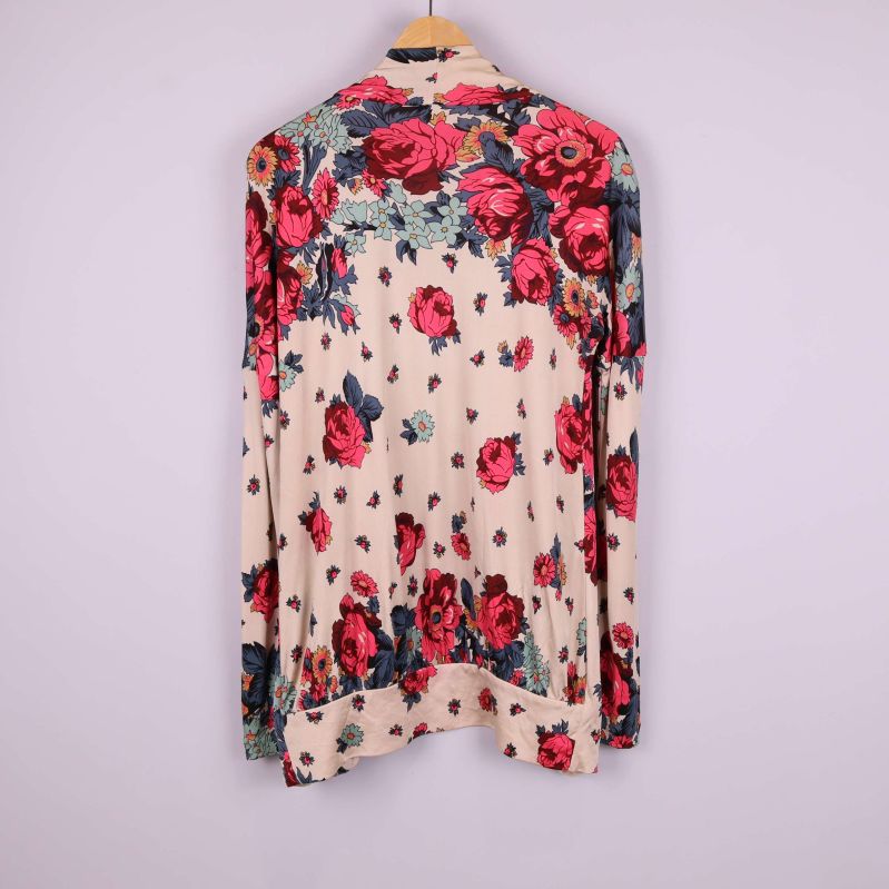 Baksidan av beige kaftan med stort blommönster