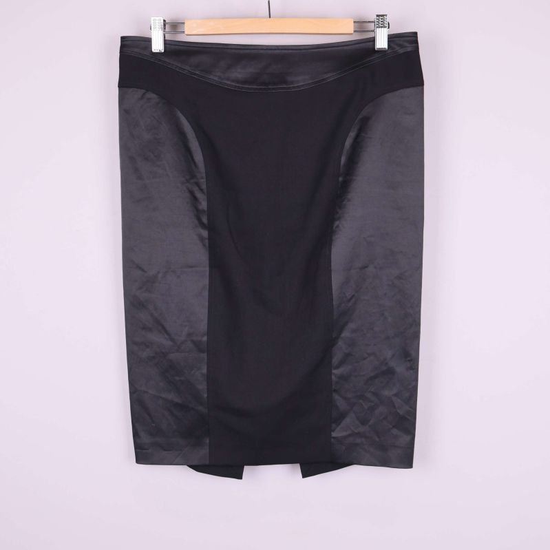 Framsidan av svart pennkjol med kontrasterande paneler