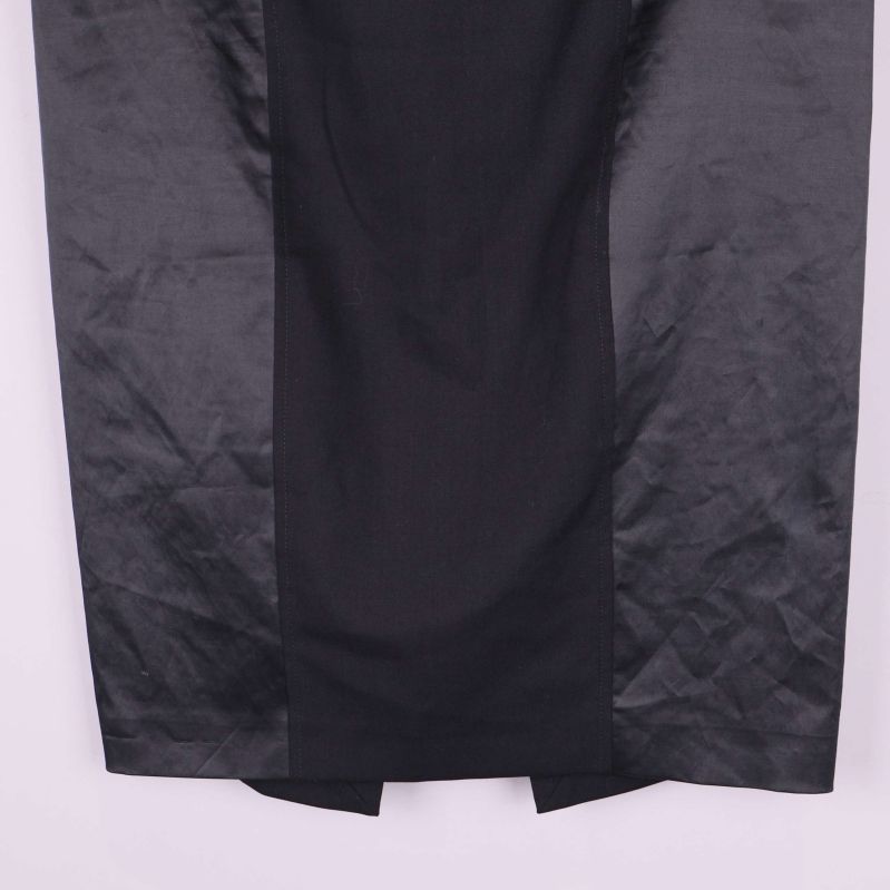 Nederkant av kjolens framsida med slitsdetalj