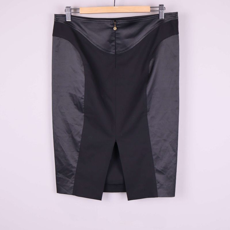 Baksidan av pennkjolen med slits och knapp i midjan