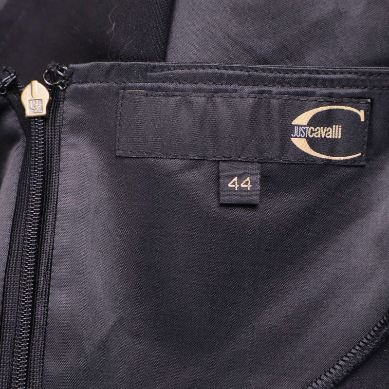 Närbild på etikett med Just Cavalli logga och storlek 44