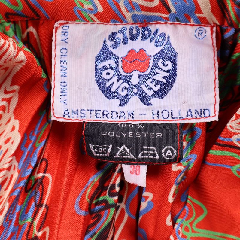 Märkning studio Fong Leng och materialetikett 100 procent polyester